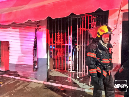 Tras fuerte incendio, vecinos rescatan a familia y un cachorro 