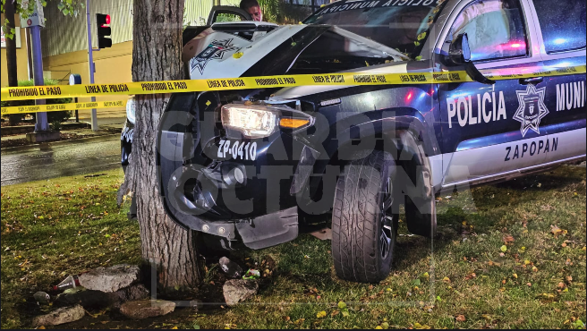 Tras persecución, policías de Zapopan acaban impactados contra un árbol