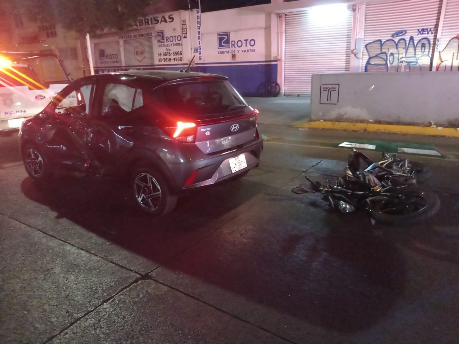 Dos jóvenes motociclistas lesionados tras "semaforazo" en la colonia ...
